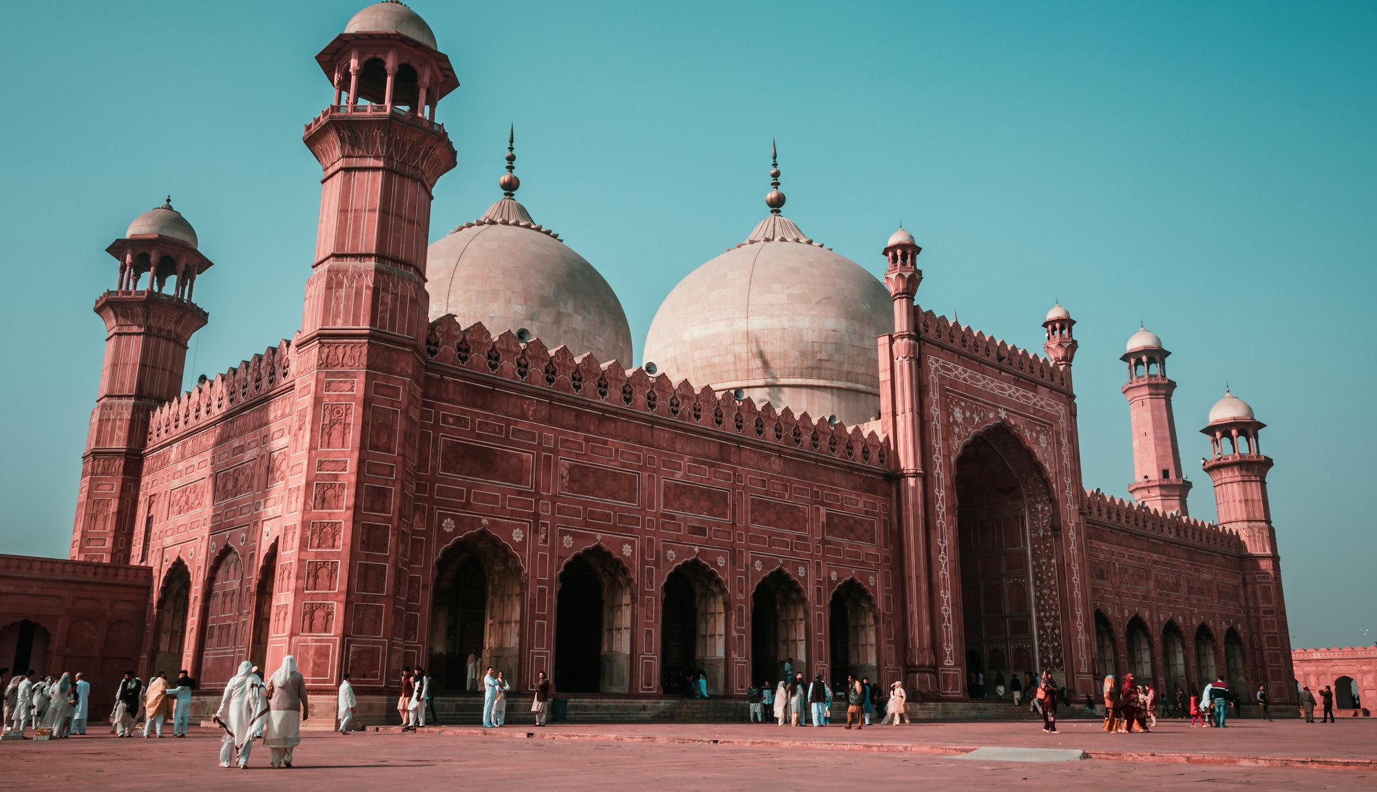 The red sandstone Badshahi Mosque in Lahore under a bright blue sky