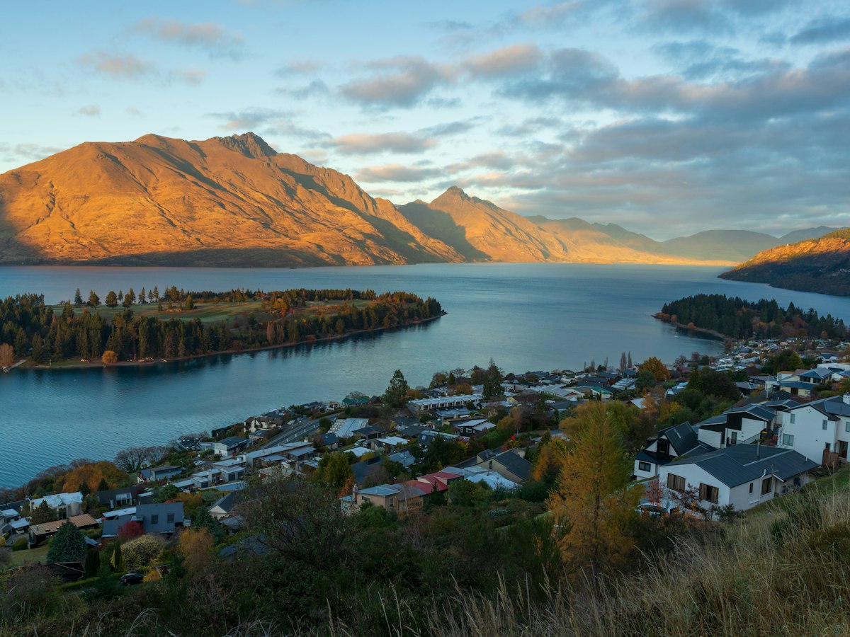 Sunset over Lake Wakatipu in Queenstown