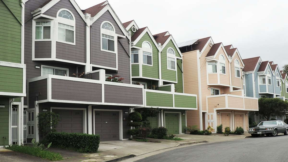 A row of family homes in an American suburb
