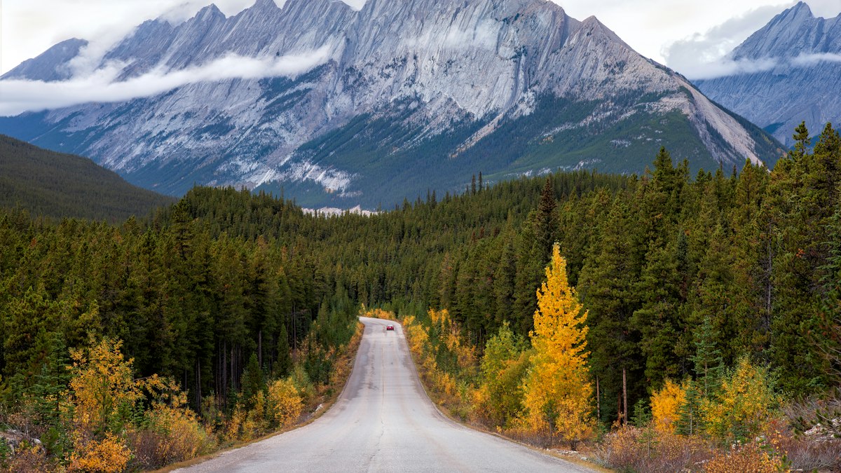 A mountain road in Canada in autumn