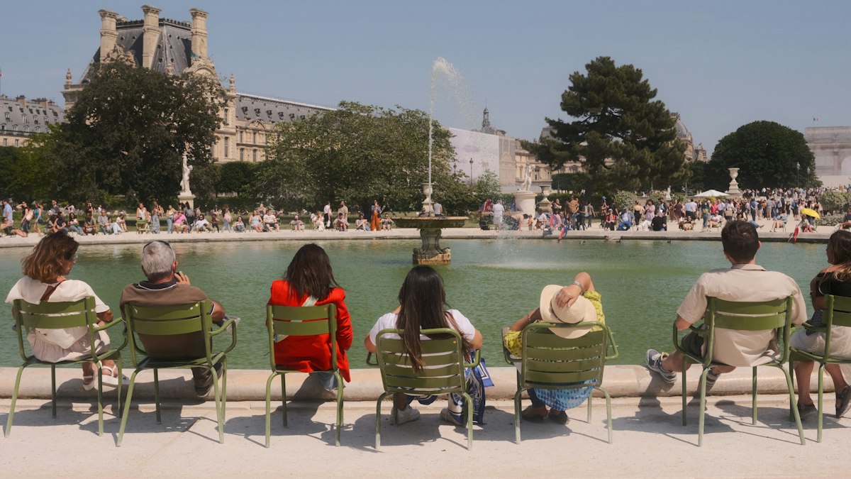 Students relaxing by a fountain in Paris