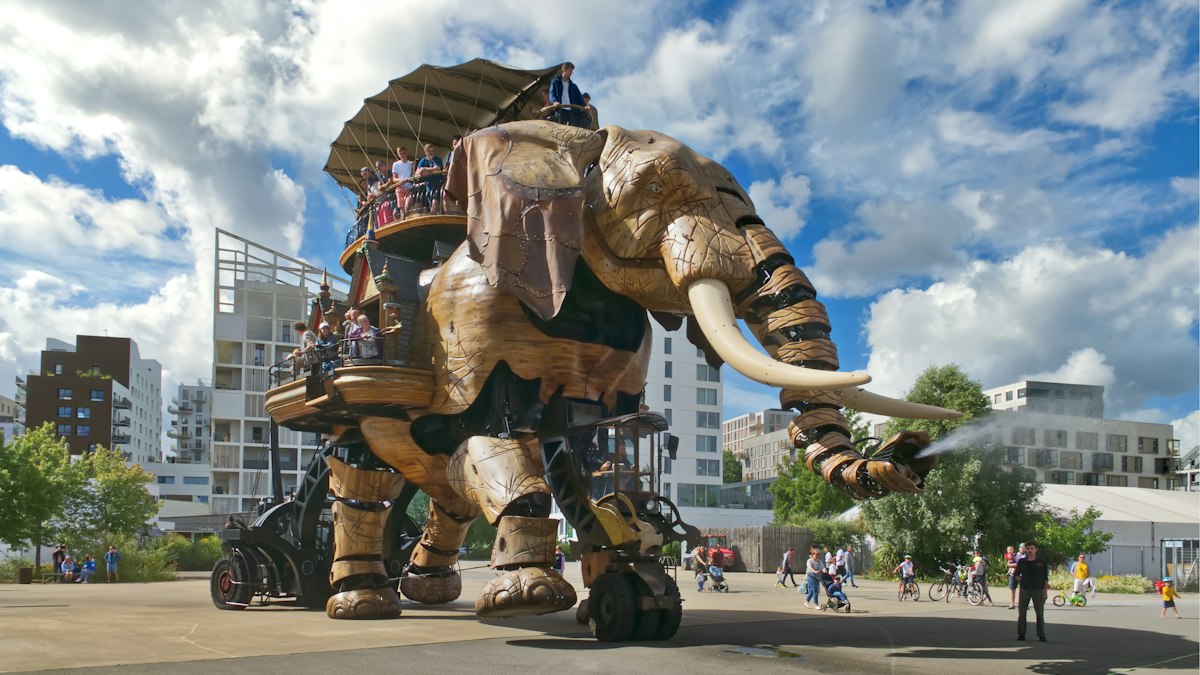 A giant mechanical elephant in Nantes