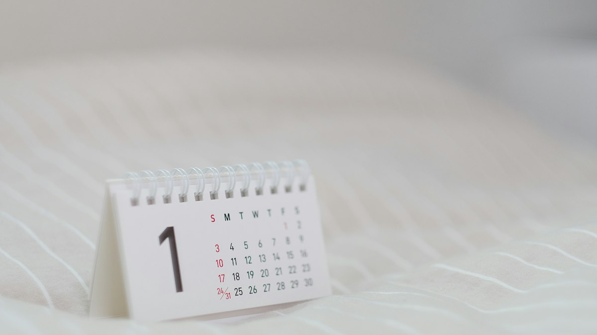 A desk calendar used to plan a UK visa application date